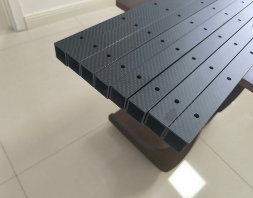tubo cuadrado de fibra de carbono con agujeros de perforación para el servicio de mecanizado CNC